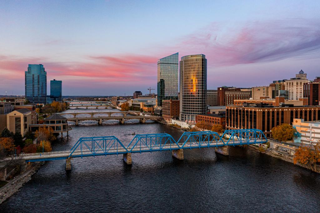 Beautiful Sky in Downtown Grand Rapids (4)